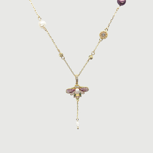 Collier abeille parmi des marguerites avec perle