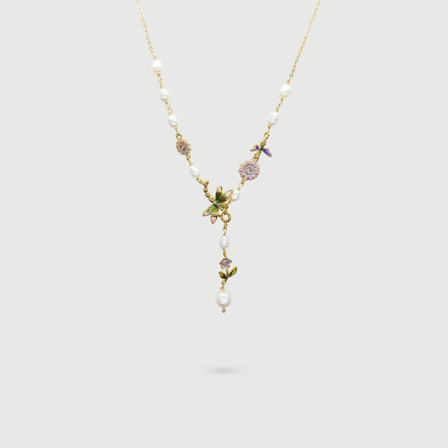 Collier détachable libellules colorées parmi des fleurs violettes et des perles