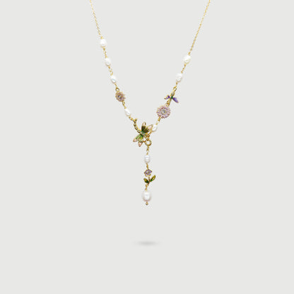 Collier détachable libellules colorées parmi des fleurs violettes et des perles