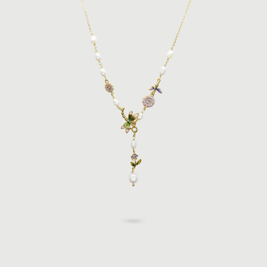 Collier détachable libellules colorées parmi des fleurs violettes et des perles