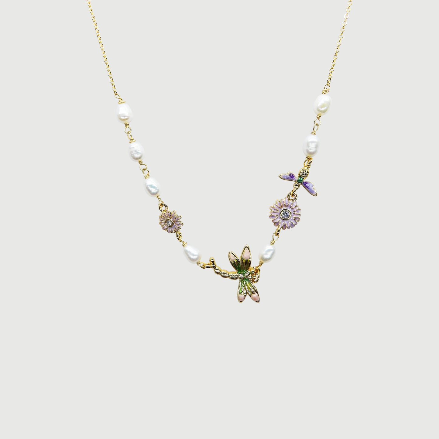 Collier détachable libellules colorées parmi des fleurs violettes et des perles
