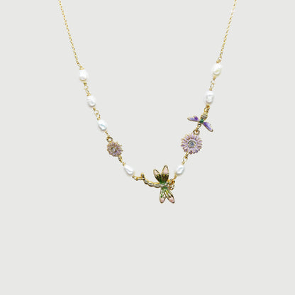 Collier détachable libellules colorées parmi des fleurs violettes et des perles