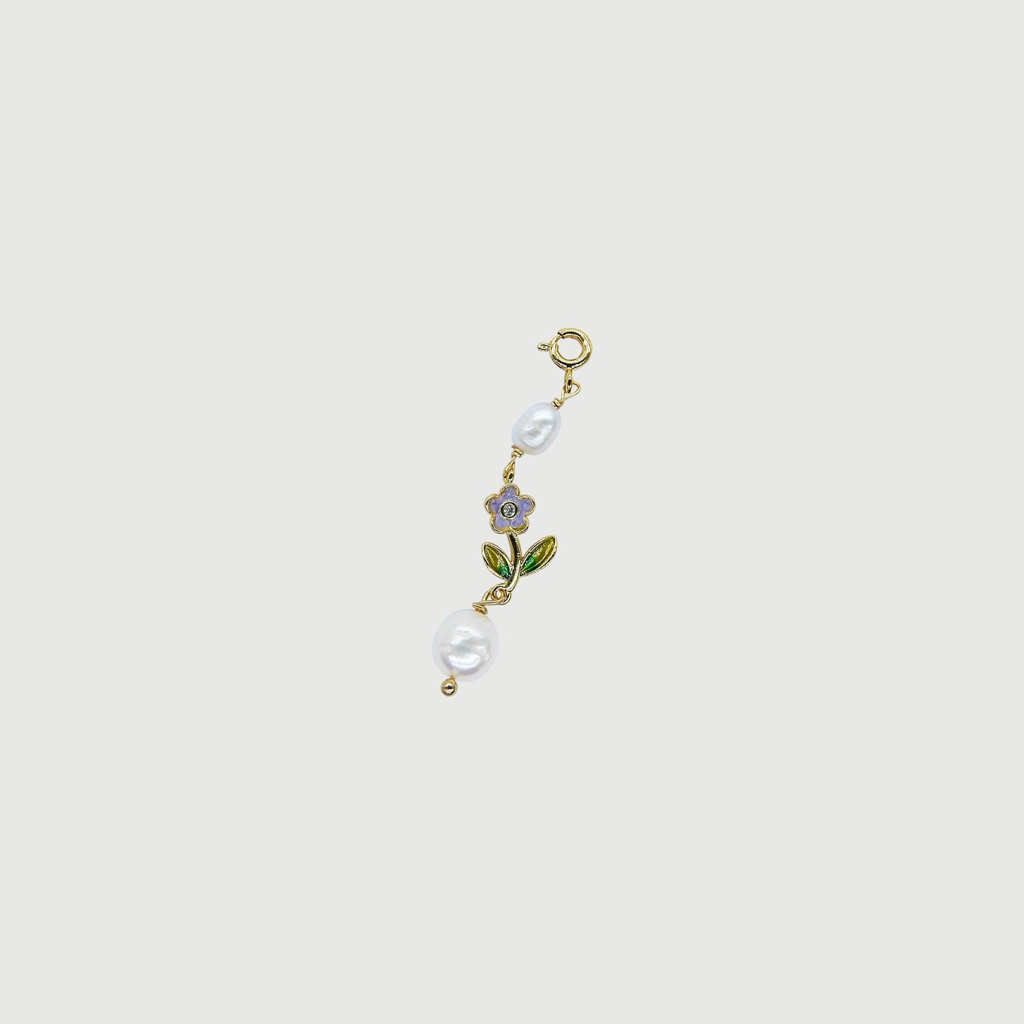 Collier détachable libellules colorées parmi des fleurs violettes et des perles