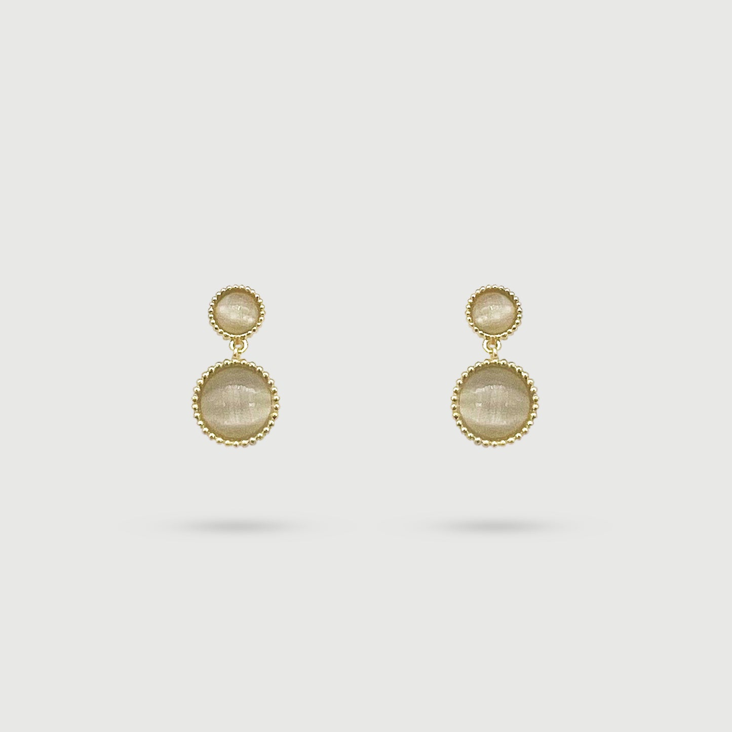 Boucles d'oreilles vintage dorées avec des pierres beiges