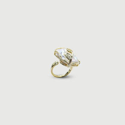 Adjustable pearl ring surrounded by flowers