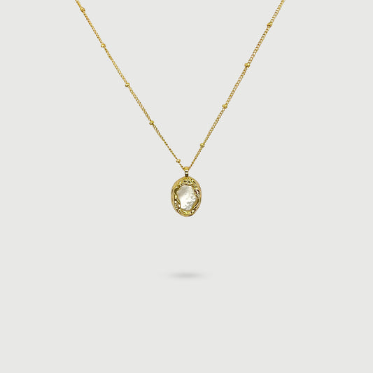 Collier coquille de perle ovale entourée de tissages dorés