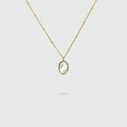 Collier coquille de perle ovale entourée de tissages dorés