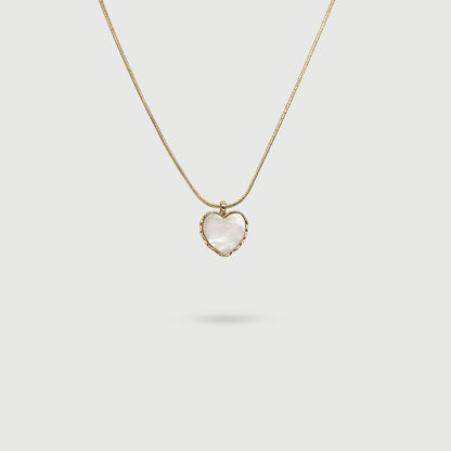 Collier coquille de perle en forme de cœur entourée de tissages dorés