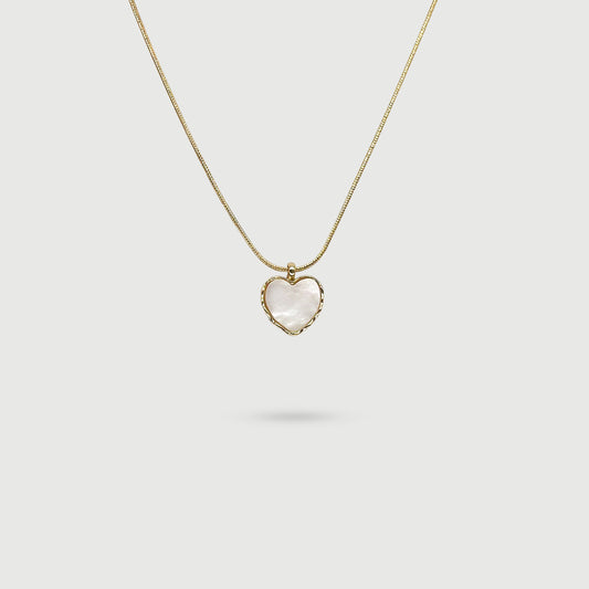 Collier coquille de perle en forme de cœur entourée de tissages dorés