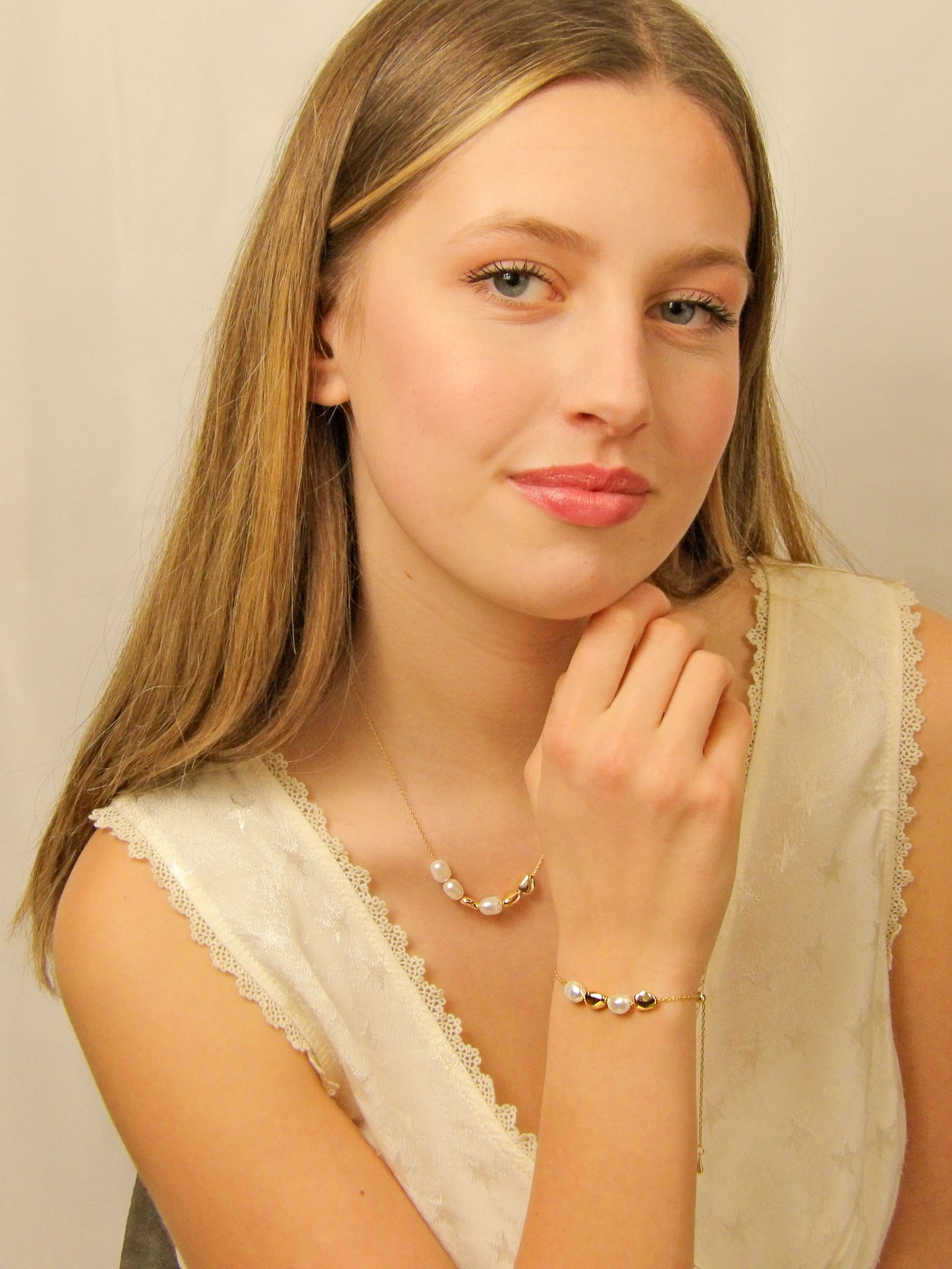 Bracelet ajustable deux perles et deux grains dorés