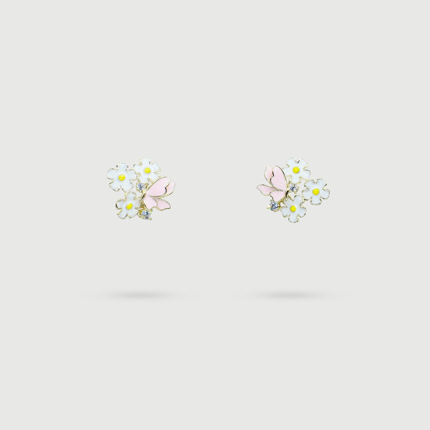 Boucles d'oreilles fleurs blanches avec papillon