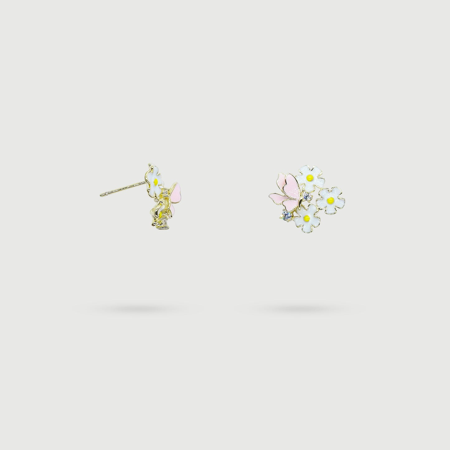 Boucles d'oreilles fleurs blanches avec papillon