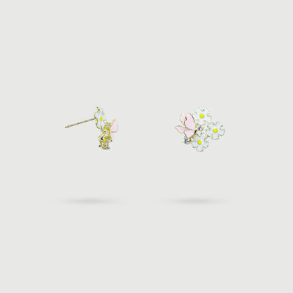 Boucles d'oreilles fleurs blanches avec papillon