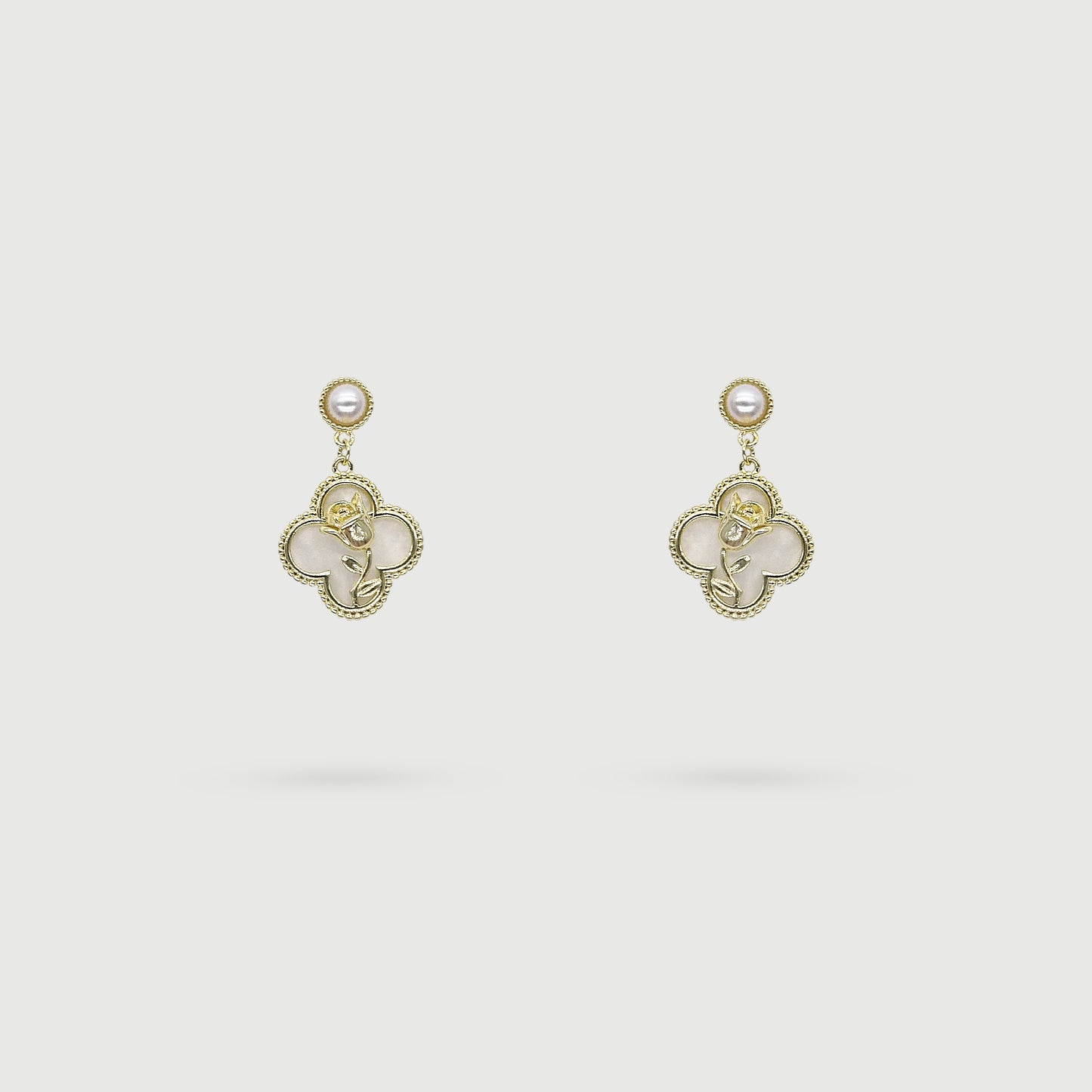 Boucles d'oreilles roses dorées en trèfle de la nacre