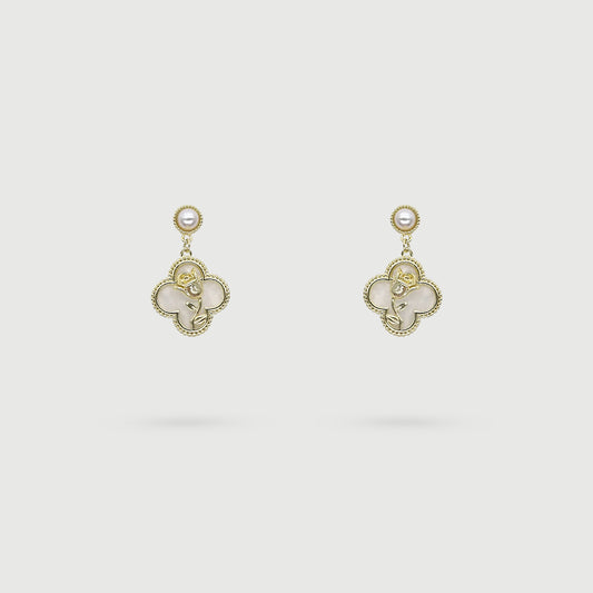 Boucles d'oreilles roses dorées en trèfle de la nacre