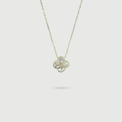 Collier fleurs blanches avec coquille de perle en forme de trèfle