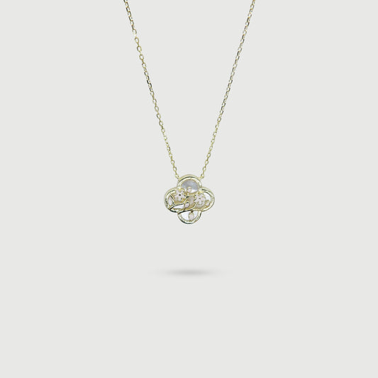 Collier fleurs blanches avec coquille de perle en forme de trèfle