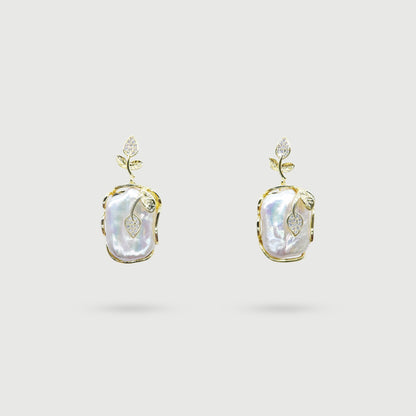 Boucles d'oreilles vigne dorée avec feuilles et pierres en verre sur la perle