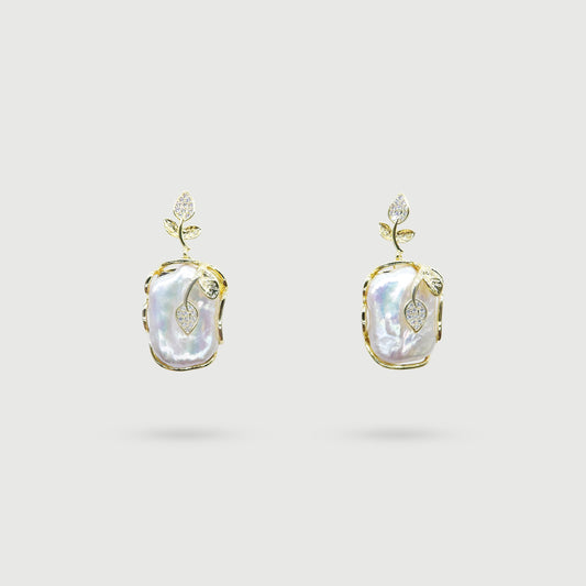 Boucles d'oreilles vigne dorée avec feuilles et pierres en verre sur la perle
