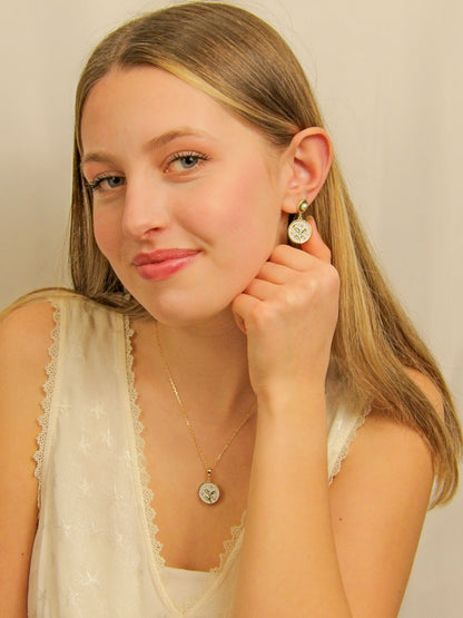 Collier petites fleurs blanches avec feuilles et fruits