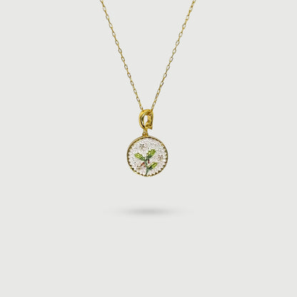 Collier petites fleurs blanches avec feuilles et fruits