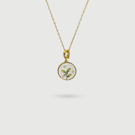 Collier petites fleurs blanches avec feuilles et fruits