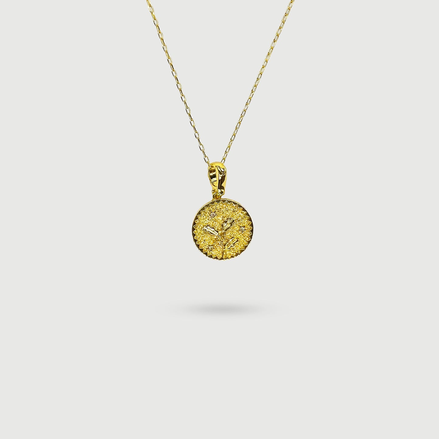 Collier petites fleurs blanches avec feuilles et fruits
