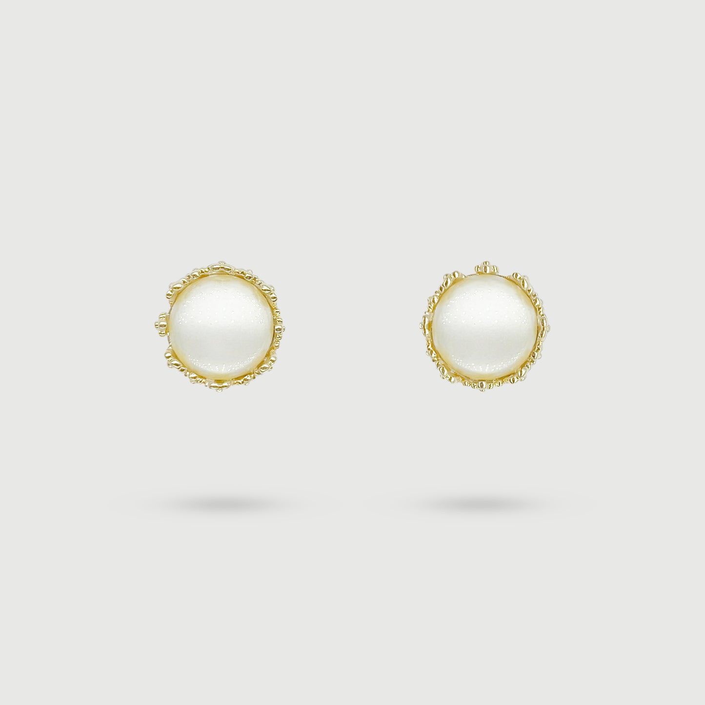Boucles d'oreilles grande perle avec fleurs dorées autour